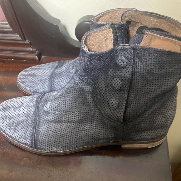 Shoes - Picture 16 of 16